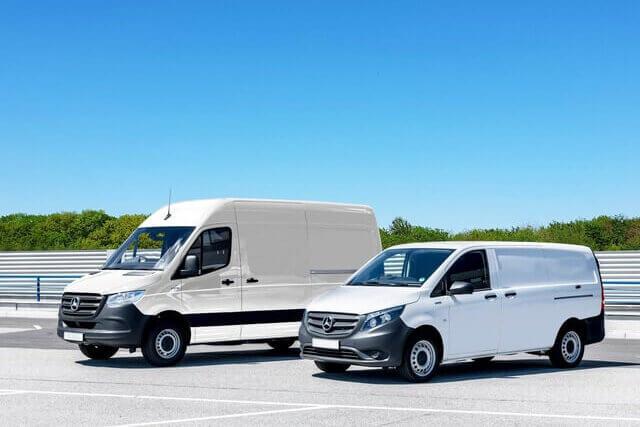 Zwei Mitarbeiter sorgen für den sicheren Transport.