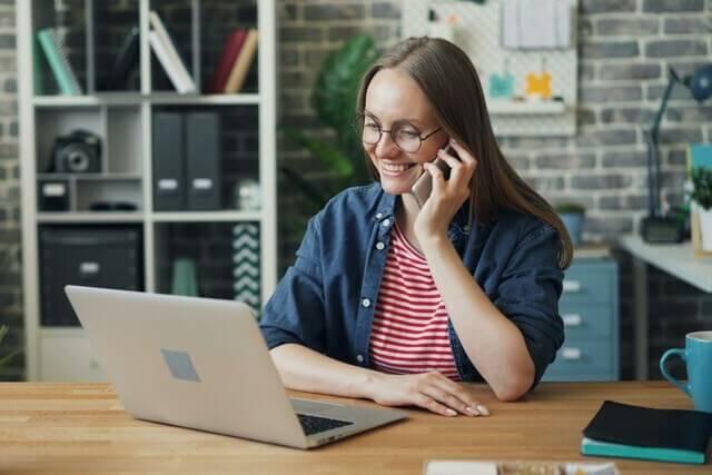 Une secrétaire parle au téléphone