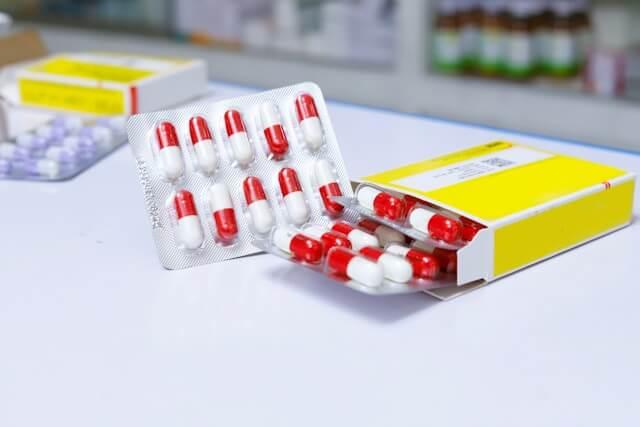 Des boîtes de médicaments sur une table.