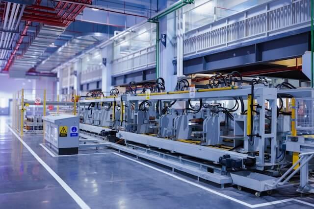 Eine Industriemaschine in einer Halle.