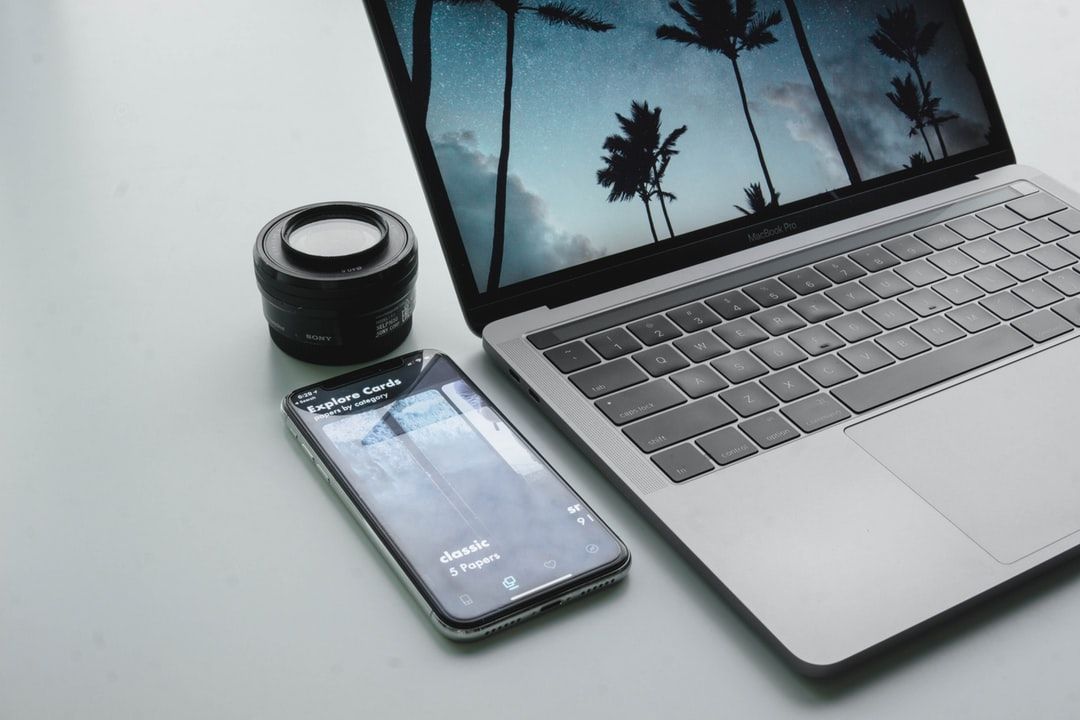 Ordinateur et smartphone 