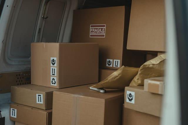 Cajas de cartón en una furgoneta.