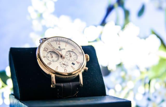 Patek-Philippe-Uhr auf einem Ausstellungsständer.