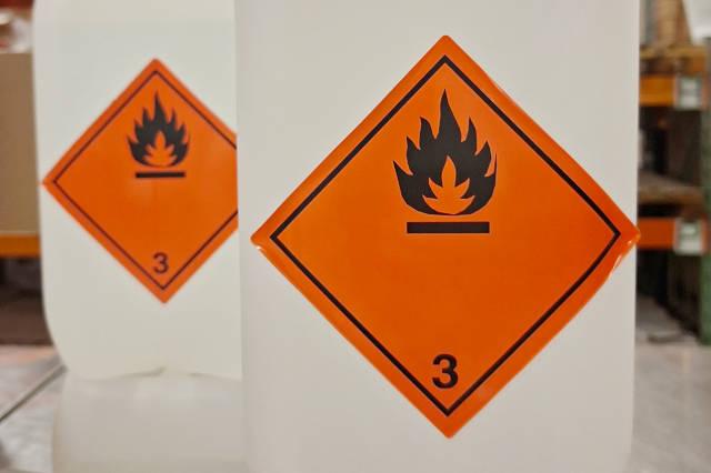 Contenedor con marcado ADR. Mercancías peligrosas.