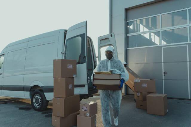 Des personnes déchargent des marchandises dangereuses