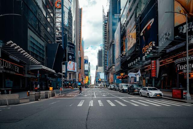 Rue du Canada avec des magasins et panneaux.