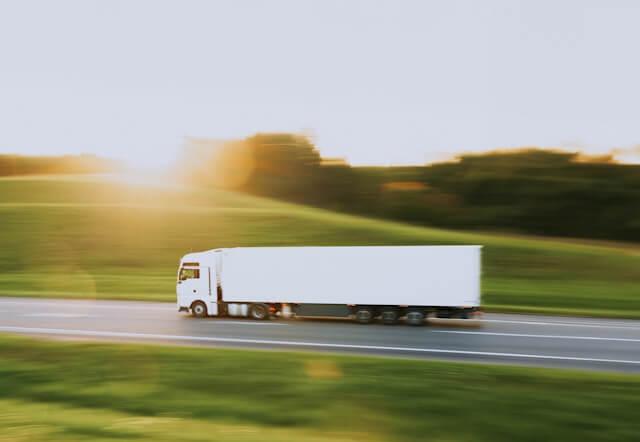 Camion qui circule sur une route.