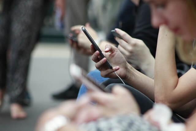 Des jeunes qui naviguent sur leur portable.