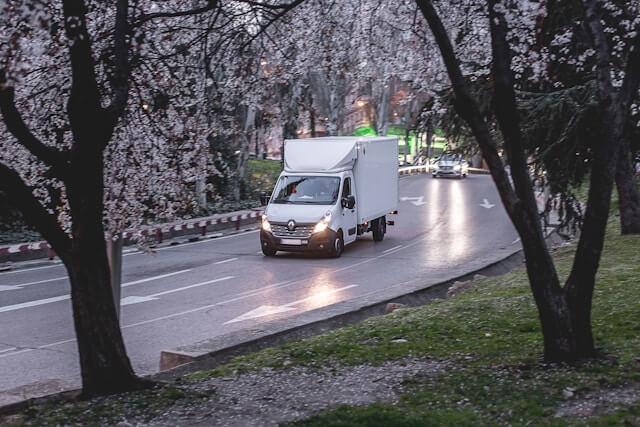 Véhicule de tournée sur une route sinueuse.