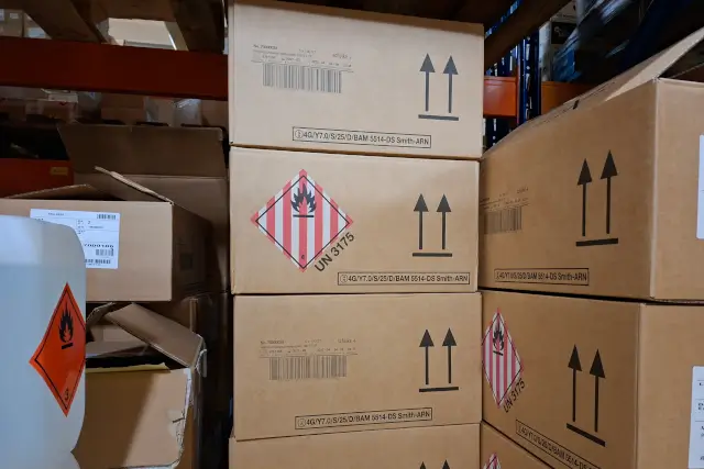 Cartons marqués comme produits dangereux.