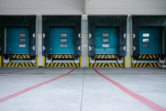 Les portes de l'arrière d'un entrepôt