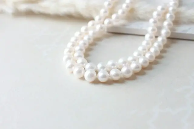 Un collier de perle.
