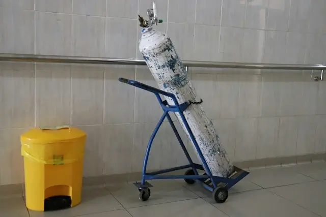 Une bonbonne de gaz sur un chariot à roulette.