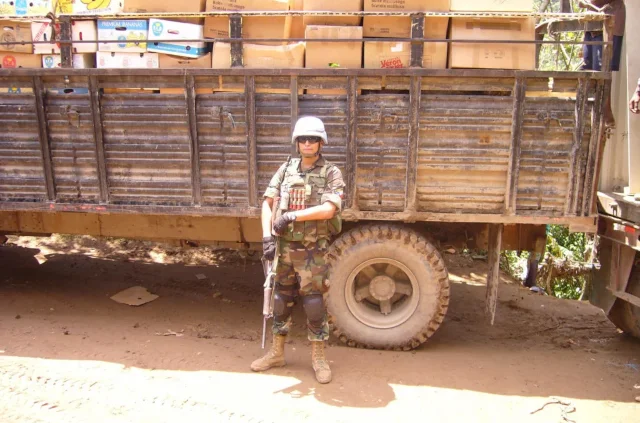 Un soldat humanitaire protège la cargaison.