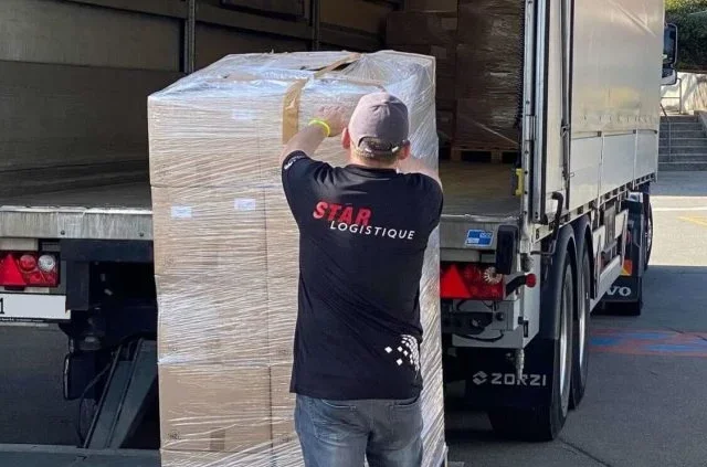 Un camionneur charge le matériel récolté destiné à l'Ukraine.