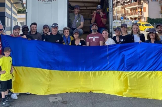 Toute l'équipe réunie devant le drapeau ukrainien.