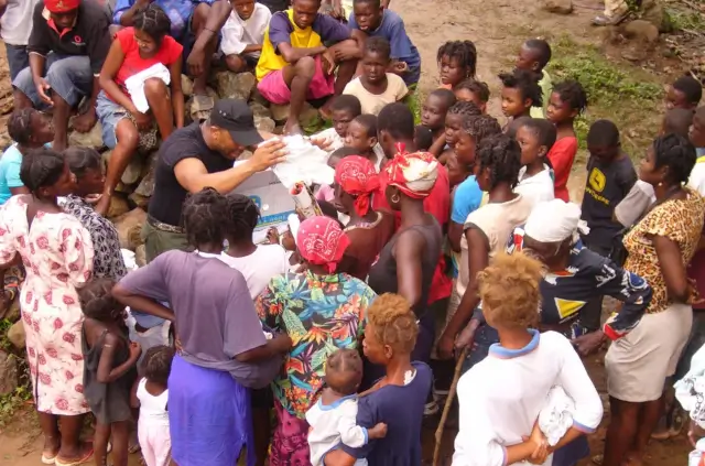 La population reçoit l'aide humanitaire après la catastrophe.