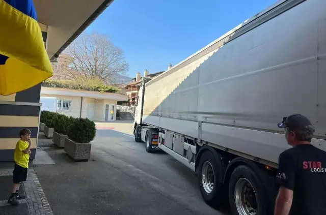 Le CEO devant le camion destiné à l'Urkaine.