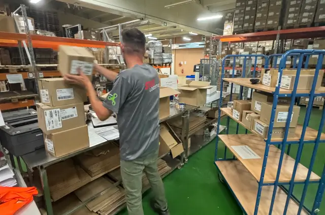 Un employé finalise une commande.