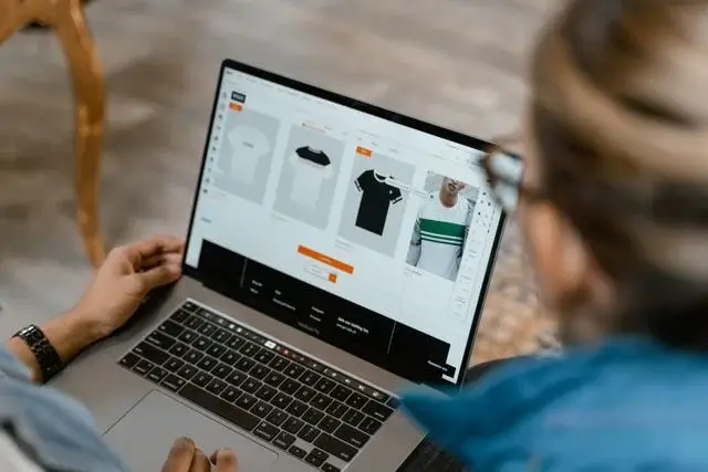 Une femme et un homme visite un magasin en ligne de vêtements.