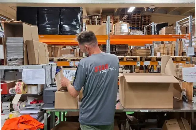Un empleado ultima un pedido.