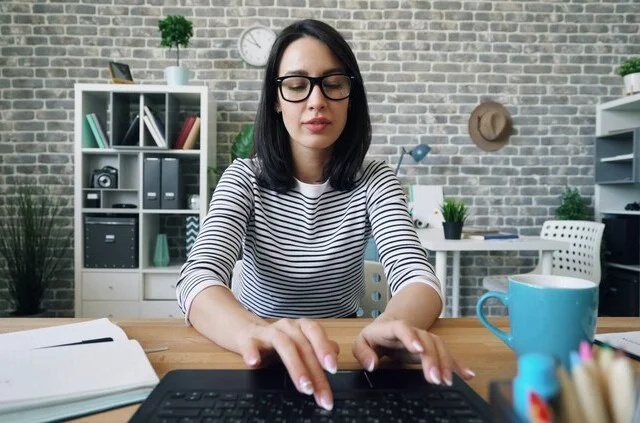 Une secrétaire tape sur le clavier.