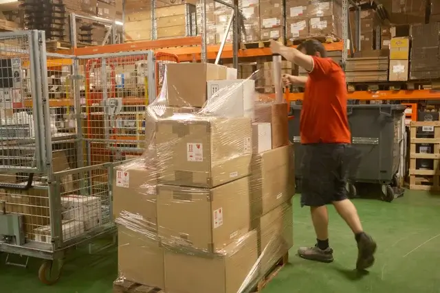 Un logisticien emballe des colis