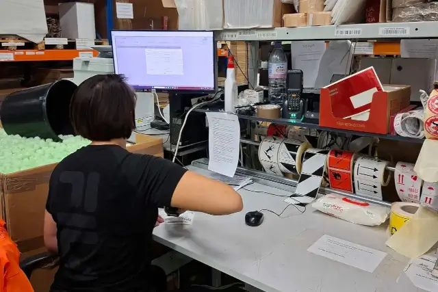 Une personne scanne les produits d'une commande dans le WMS.