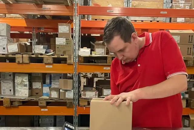 Un employé finalise une commande