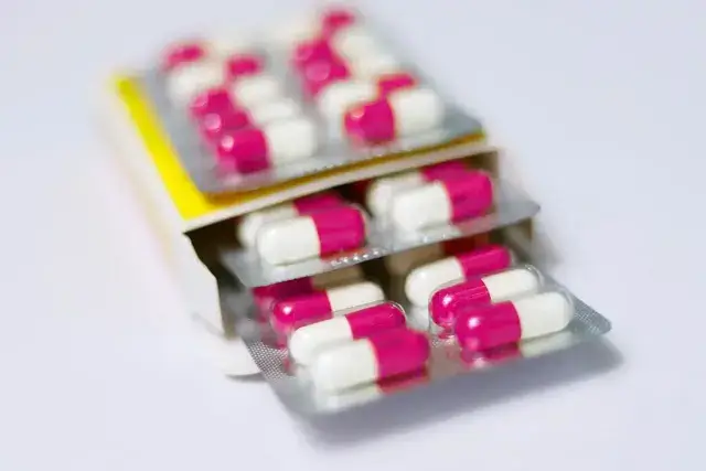 Des médicaments dans leur boite.